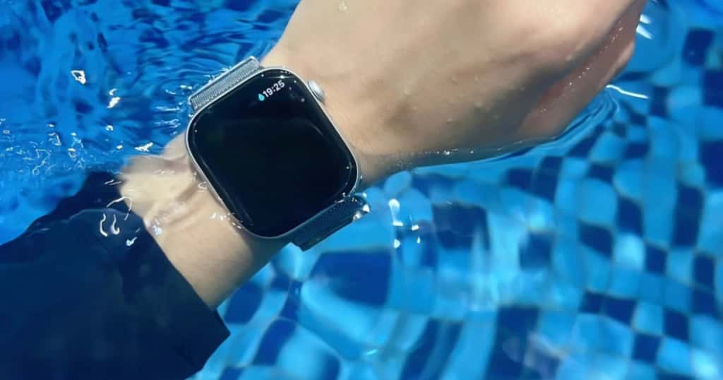Apple Watch を装着してプールで泳ぐ