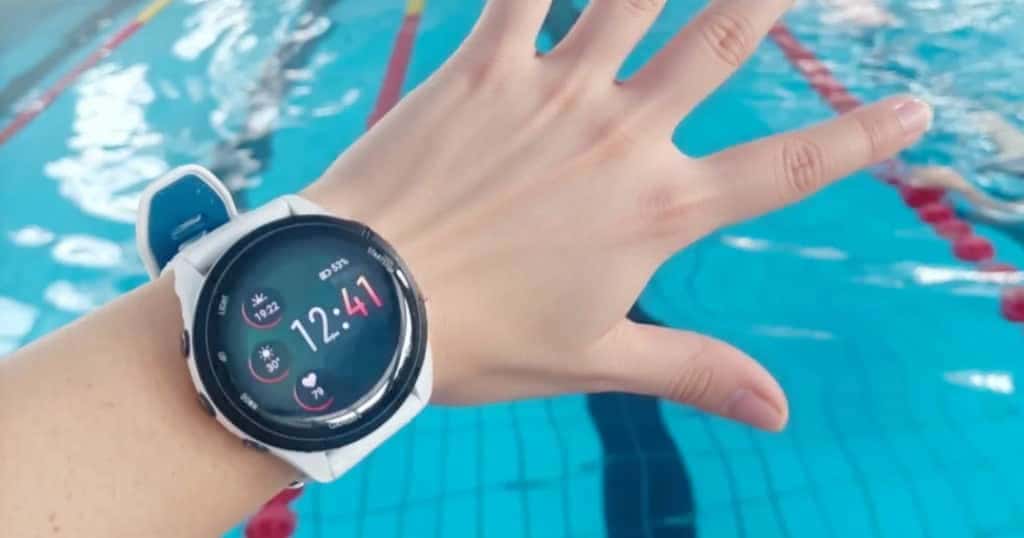 プールサイドで Forerunner 265 を着用している