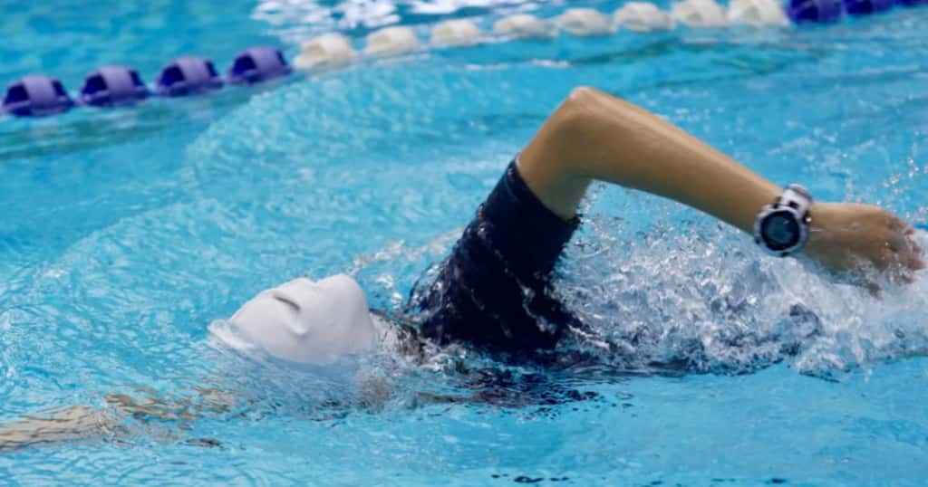 Instinct 3 を装着して泳ぐシーン